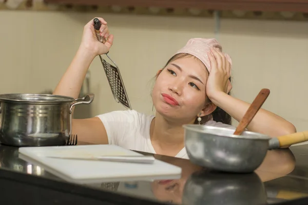 Lifestyle Home Portret Van Mooi Overweldigd Gestresst Chinees Meisje Werken — Stockfoto
