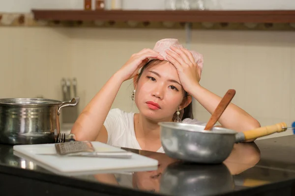 Estilo Vida Casa Retrato Bela Menina Chinesa Sobrecarregada Estressada Trabalhando — Fotografia de Stock