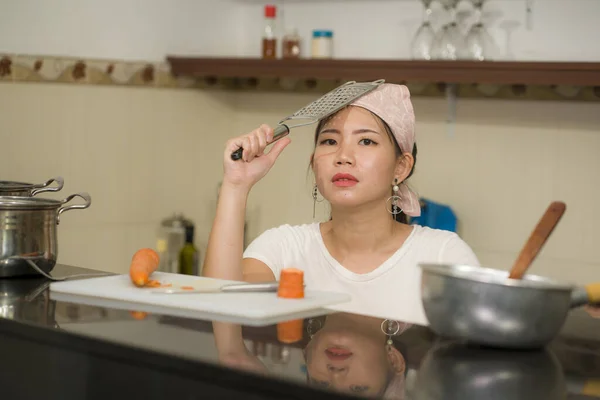 Estilo Vida Casa Retrato Bela Menina Chinesa Sobrecarregada Estressada Trabalhando — Fotografia de Stock