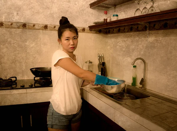 心烦意乱的亚洲女人在家务活中的压力 紧张的中国女孩在厨房打扫碗碟 — 图库照片