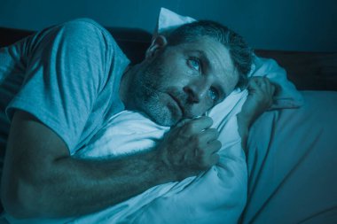 Karamsar, depresif ve endişeli bir adamın dramatik portresi. Depresyon krizi ve kaygı yaşıyor. Uykusuzluk ve hayat sorunu kavramında uykusuzluk çekiyor.