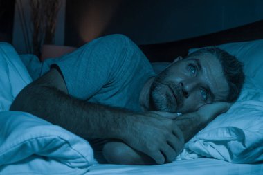 Karamsar, depresif ve endişeli bir adamın dramatik portresi. Depresyon krizi ve kaygı yaşıyor. Uykusuzluk ve hayat sorunu kavramında uykusuzluk çekiyor.