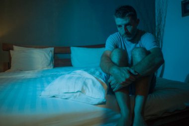 Karamsar, depresif ve endişeli bir adamın dramatik portresi. Depresyon krizi ve kaygı yaşıyor. Uykusuzluk ve hayat sorunu kavramında uykusuz oturuyor.