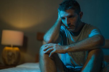Karamsar, depresif ve endişeli bir adamın dramatik portresi. Depresyon krizi ve kaygı yaşıyor. Uykusuzluk ve hayat sorunu kavramında uykusuz oturuyor.