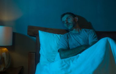 Karamsar, depresif ve endişeli bir adamın dramatik portresi. Depresyon krizi ve kaygı yaşıyor. Uykusuzluk ve hayat sorunu kavramında uykusuz oturuyor.