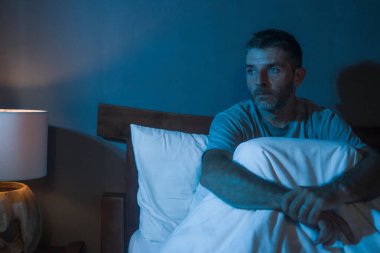 Karamsar, depresif ve endişeli bir adamın dramatik portresi. Depresyon krizi ve kaygı yaşıyor. Uykusuzluk ve hayat sorunu kavramında uykusuz oturuyor.