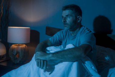 Karamsar, depresif ve endişeli bir adamın dramatik portresi. Depresyon krizi ve kaygı yaşıyor. Uykusuzluk ve hayat sorunu kavramında uykusuz oturuyor.