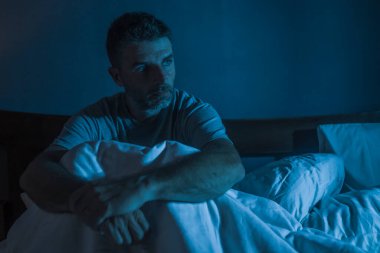 Karamsar, depresif ve endişeli bir adamın dramatik portresi. Depresyon krizi ve kaygı yaşıyor. Uykusuzluk ve hayat sorunu kavramında uykusuz oturuyor.