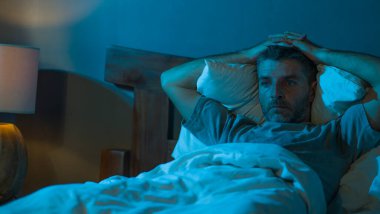 Karamsar, depresif ve endişeli bir adamın dramatik portresi. Depresyon krizi ve kaygı yaşıyor. Uykusuzluk ve hayat sorunu kavramında uykusuzluk çekiyor.