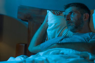 Karamsar, depresif ve endişeli bir adamın dramatik portresi. Depresyon krizi ve kaygı yaşıyor. Uykusuzluk ve hayat sorunu kavramında uykusuzluk çekiyor.