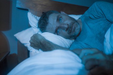 Karamsar, depresif ve endişeli bir adamın dramatik portresi. Depresyon krizi ve kaygı yaşıyor. Uykusuzluk ve hayat sorunu kavramında uykusuzluk çekiyor.