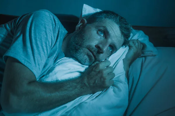 Retrato Dramático Escuro Homem Deprimido Atraente Preocupado Cama Sofrendo Crise — Fotografia de Stock