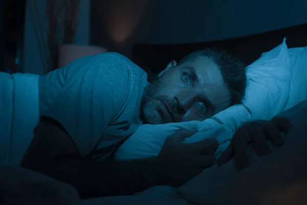 Dramatiskt Porträtt Mörkret Attraktiv Deprimerad Och Orolig Man Sängen Lider — Stockfoto