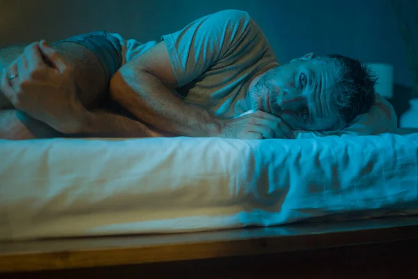 Drammatico Ritratto Buio Attraente Uomo Depresso Preoccupato Sul Letto Che — Foto Stock