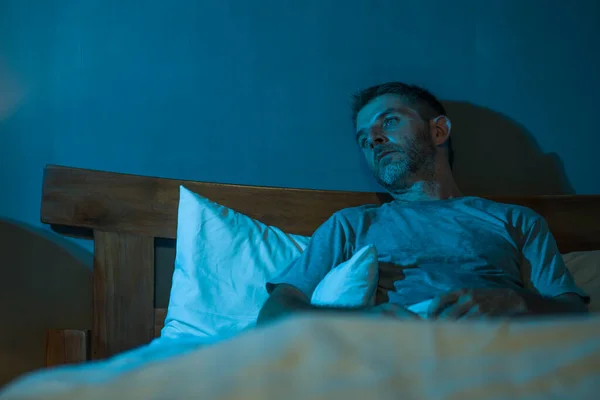 Dramático Retrato Oscuridad Atractivo Deprimido Preocupado Hombre Cama Sufriendo Depresión — Foto de Stock