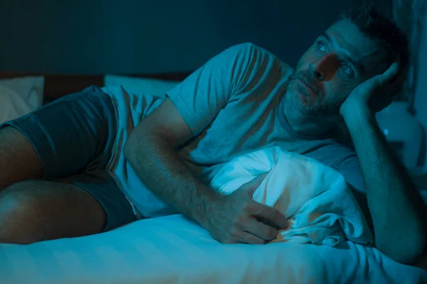 Dramático Retrato Oscuridad Atractivo Deprimido Preocupado Hombre Cama Sufriendo Depresión — Foto de Stock