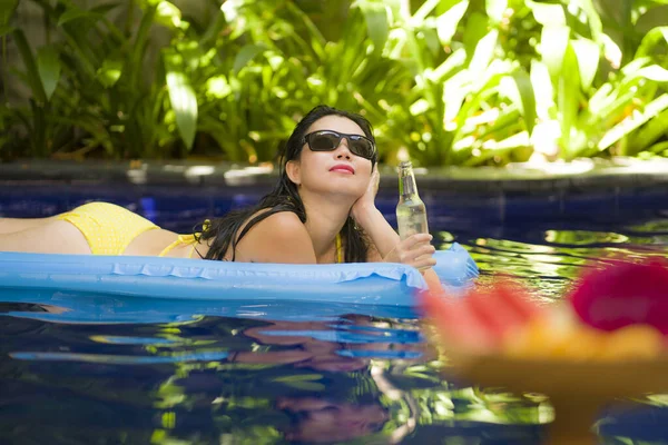 穿着比基尼的年轻 快乐的亚裔中国女人在游泳池度假时 在别墅或豪华热带度假胜地尽情享受夏日生活 — 图库照片