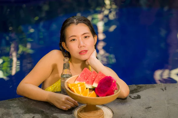 비키니를 아시아 별장이나 휴양지에서 편안하고 수영장에서 휴가를 보내는 — 스톡 사진