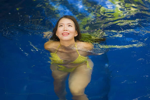 야외에서 비키니를 아름다운 아시아 별장이나 휴양지에서 편안하고 수영장에서 휴가를 즐기는 — 스톡 사진