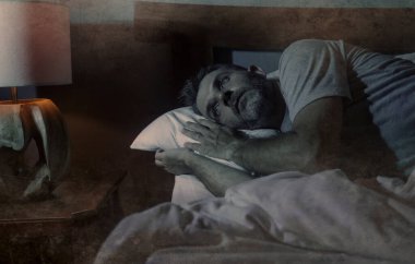 Gece karanlığında çekici bir portre. Depresyonda ve endişeli bir adam. Depresyon ve endişe içinde uykusuzluk ve uykusuzluk yüzünden uykusuzluk hissi.