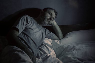 Gece karanlığında çekici bir portre. Depresyonda ve endişeli bir adam. Depresyon ve endişe içinde uykusuzluk ve uykusuzluk yüzünden uykusuzluk hissi.
