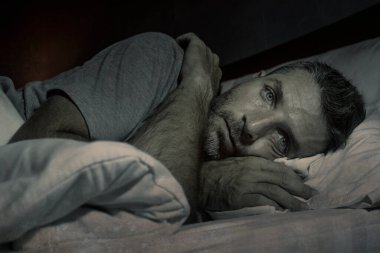 Gece karanlığında çekici bir portre. Depresyonda ve endişeli bir adam. Depresyon ve endişe içinde uykusuzluk ve uykusuzluk yüzünden uykusuzluk hissi.