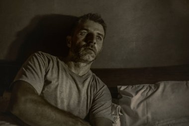 Gece karanlığında çekici bir portre. Depresyonda ve endişeli bir adam. Depresyon ve endişe içinde uykusuzluk ve uykusuzluk yüzünden uykusuzluk hissi.