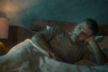 Gece karanlığında çekici bir portre. Depresyonda ve endişeli bir adam. Depresyon ve endişe içinde uykusuzluk ve uykusuzluk yüzünden uykusuzluk hissi.