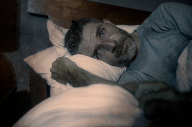 Gece karanlığında çekici bir portre. Depresyonda ve endişeli bir adam. Depresyon ve endişe içinde uykusuzluk ve uykusuzluk yüzünden uykusuzluk hissi.