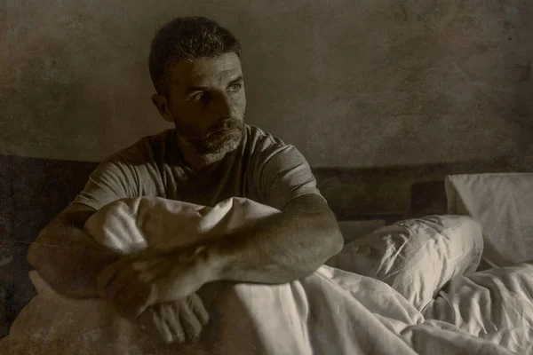夜の暗い肖像画魅力的なうつ病や不安を患っているベッドの上の男うつ病危機と不安感不眠症や人生の問題の概念で思慮深い睡眠を失う — ストック写真