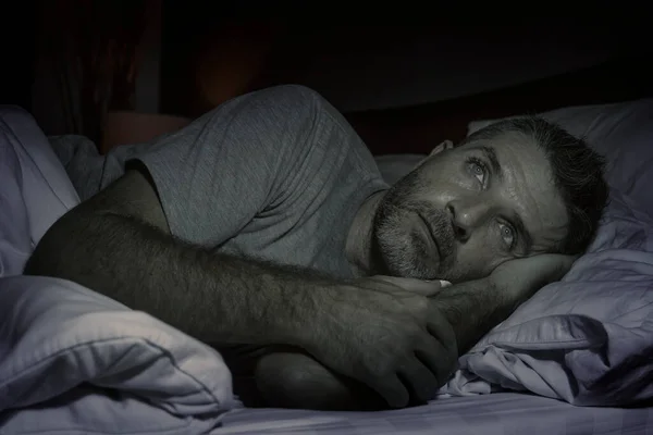 매력적 우울하고 걱정많은 남자가 침대에 우울증 불안을 불면증 개념에서 생각깊은 — 스톡 사진