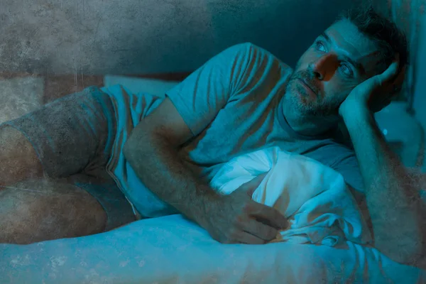 Oscuro Retrato Por Noche Atractivo Hombre Deprimido Preocupado Cama Que — Foto de Stock