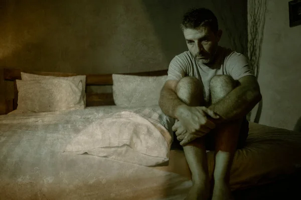 Dunkles Porträt Der Nacht Attraktive Depressive Und Besorgte Mann Auf — Stockfoto