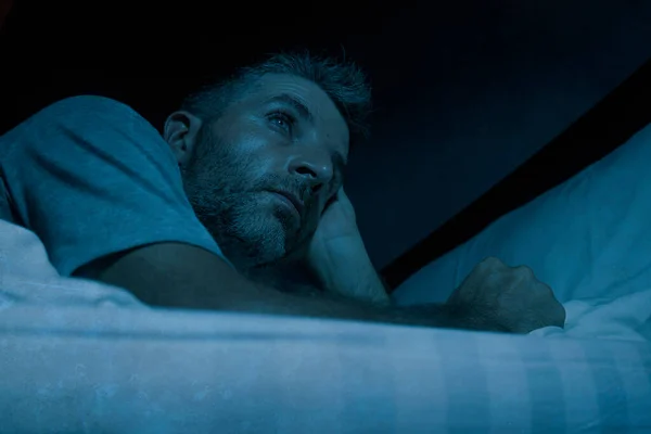 夜晚的黑暗画像迷人 忧虑的男人躺在床上 饱受抑郁症 忧郁症的折磨 在失眠和生活问题的概念中 焦虑感失去了深思熟虑的睡眠 — 图库照片
