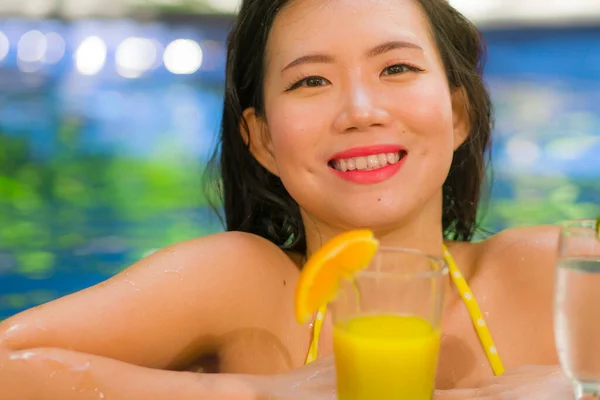 Jeune Belle Heureuse Asiatique Chinoise Bikini Profitant Vacances Été Piscine — Photo