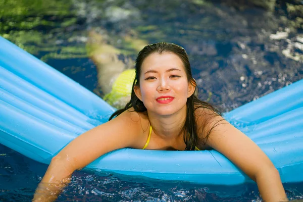 Jovem Bonita Feliz Mulher Asiática Coreana Biquíni Desfrutando Férias Verão — Fotografia de Stock