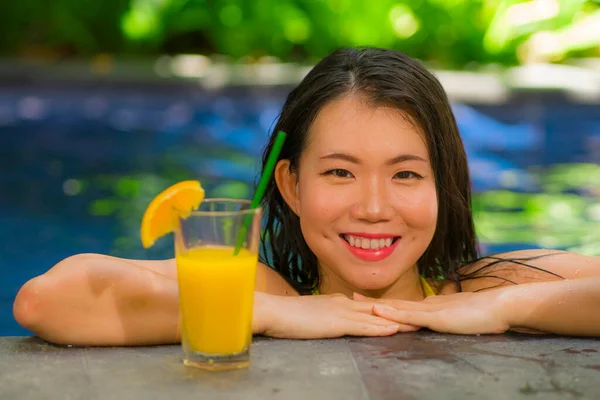 Молодая Красивая Счастливая Азиатская Кореянка Бикини Наслаждается Летним Отдыхом Бассейне — стоковое фото