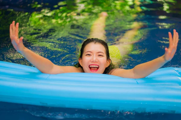 Jovem Bela Feliz Mulher Chinesa Asiática Biquíni Desfrutando Férias Verão — Fotografia de Stock