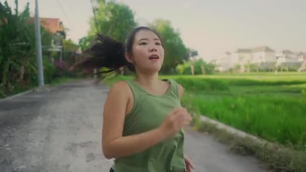 Trening Świeżym Powietrzu Śledzenie Gimbal Shot Młodej Szczęśliwej Dedykowanej Azjatyckiej — Wideo stockowe