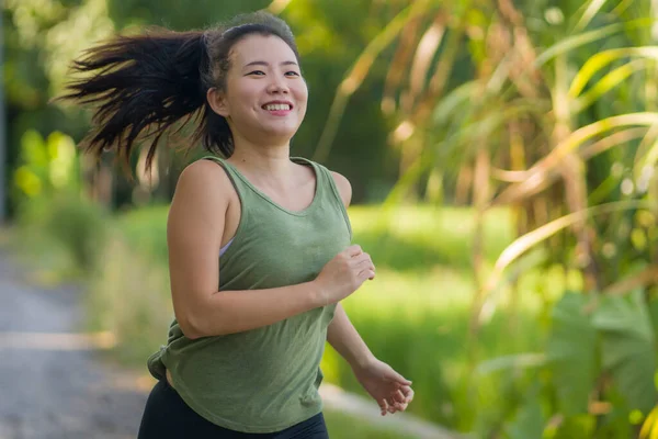 Latihan Luar Ruangan Wanita Tionghoa Asia Muda Yang Bahagia Dan — Stok Foto