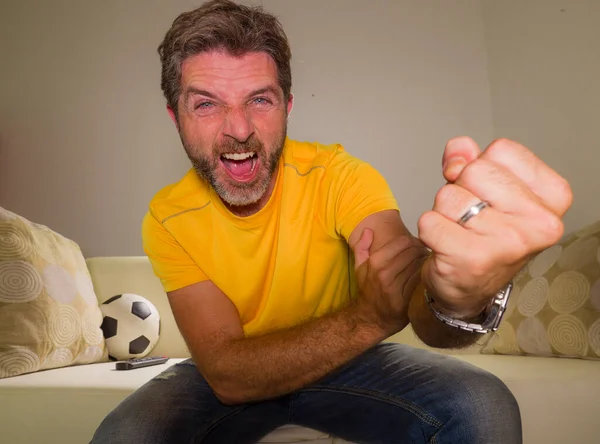 Emoción Fútbol Joven Emocionado Loco Partidario Feliz Hombre Viendo Partido — Foto de Stock