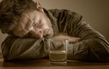 Genç, pasaklı ve sarhoş bir adam evinde viski bardağı içiyor. Düşünceli ve depresif bir şekilde alkolizm sorunu yaşıyor. Sarhoş olmuş ve kaybolmuş.