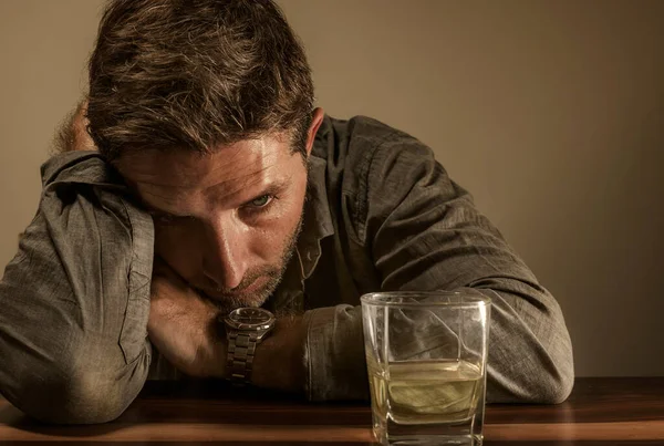 Ung Stökig Och Berusad Alkoholmissbrukare Man Dricka Whisky Glas Hemma — Stockfoto