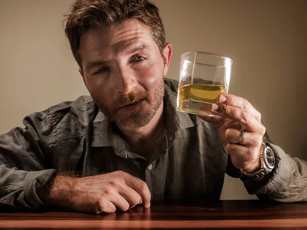 Giovane Uomo Alcolizzato Disordinato Ubriaco Che Beve Bicchiere Whisky Casa — Foto Stock