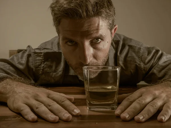 Giovane Uomo Alcolizzato Disordinato Ubriaco Che Beve Bicchiere Whisky Casa — Foto Stock