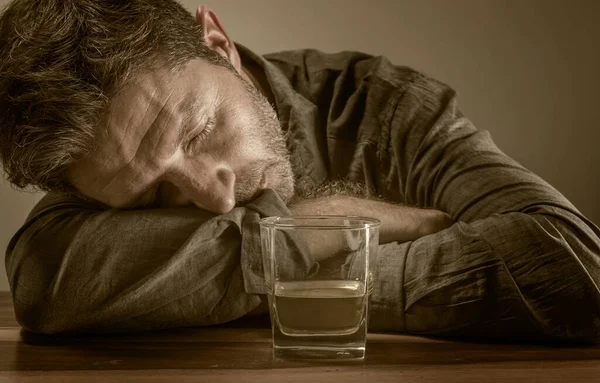 Jonge Rommelige Dronken Alcoholverslaafde Man Die Thuis Whisky Drinkt Zittend — Stockfoto