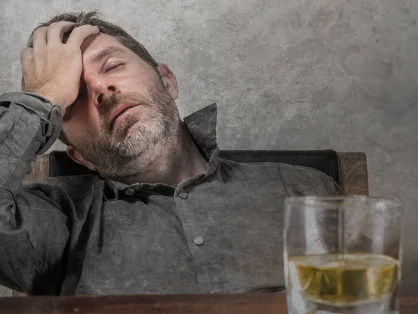 Jovem Viciado Álcool Confuso Bêbado Bebendo Copo Uísque Casa Sentado — Fotografia de Stock