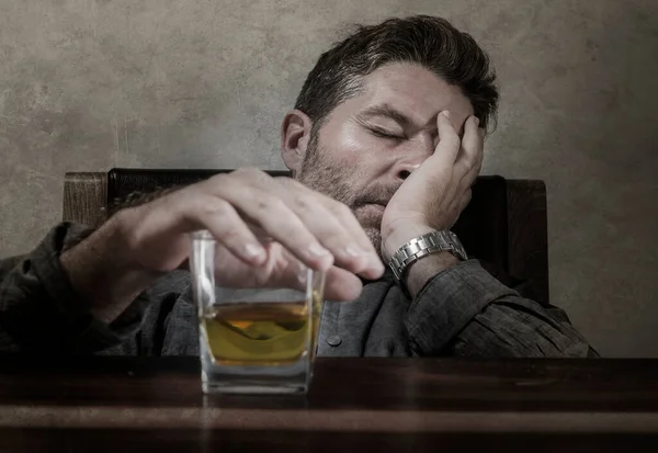 Jovem Viciado Álcool Confuso Bêbado Bebendo Copo Uísque Casa Sentado — Fotografia de Stock