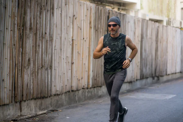 Utomhus Urban Jogging Träning Ung Attraktiv Och Glad Man Kör — Stockfoto
