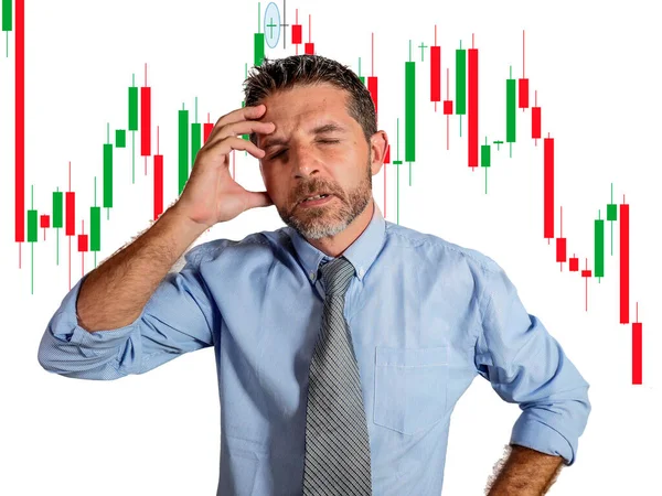 為替および株式市場の取引ストレスとリスク 魅力的なストレスと絶望的なトレーダー男性と投資家が間違った投資感情で取引を失うことから資本を吹いて動揺 — ストック写真